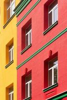 bâtiment jaune-rouge avec corniche verte photo