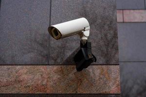 vidéosurveillance sur le mur extérieur du bâtiment, photo