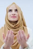 femme musulmane faisant la prière traditionnelle à dieu