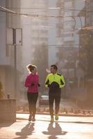 jeune couple faisant du jogging photo