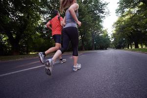 couple faisant du jogging à l'extérieur photo