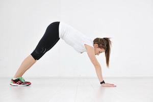 séance d'entraînement de remise en forme jeune femme photo