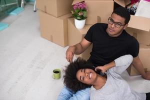 couple afro-américain se relaxant dans une nouvelle maison photo