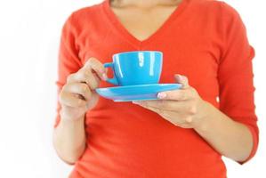 fille avec une tasse de café bleue photo