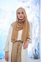 fille portant le hijab posant sur fond de concept d'hiver photo