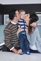 jeune famille heureuse s'amuser à la maison photo