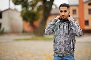 l'étudiant koweïtien porte un sweat à capuche. photo