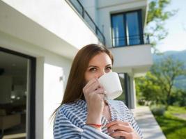 femme en peignoir appréciant le café du matin photo