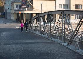 jeune couple faisant du jogging photo