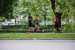 équipe de coureurs à l'entraînement du matin photo