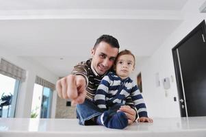 jeune famille heureuse s'amuser à la maison photo