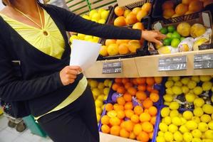 acheter de la nourriture au supermarché photo