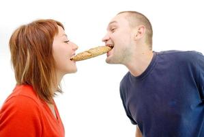 couple heureux mangeant un croissant photo