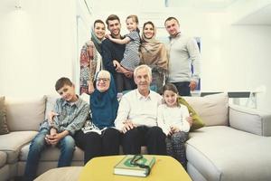 portrait d'une famille musulmane moderne et heureuse photo