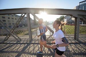 couple faisant du jogging à l'extérieur photo