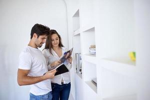 jeune couple détendu à la maison escalier photo