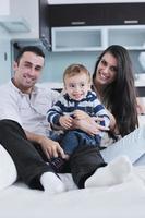 jeune famille heureuse s'amuser à la maison photo