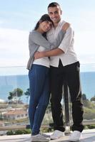 couple se reposant sur un balcon photo