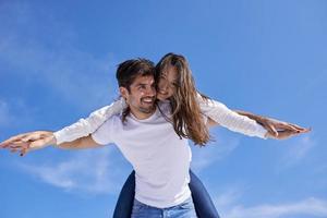 heureux jeune couple romantique s'amuser se détendre à la maison photo