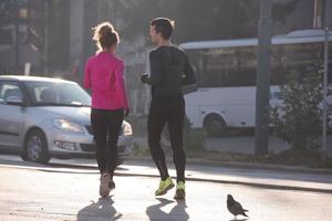 jeune couple faisant du jogging photo