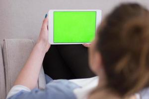 femme sur un canapé à l'aide d'une tablette photo