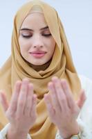 femme musulmane faisant la prière traditionnelle à dieu