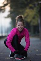 femme qui s'étire avant le jogging du matin photo