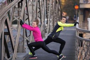 couple s'échauffant avant de faire du jogging photo