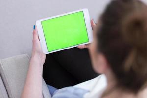 femme sur un canapé à l'aide d'une tablette photo