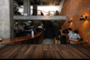 haut vide des étagères en bois sur le café, arrière-plan de la vue de face de l'arbre. pour l'image d'arrière-plan flou de l'affichage du produit, pour le montage de l'affichage du produit. photo