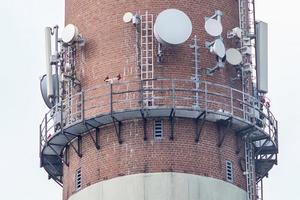 grande cheminée avec plusieurs antennes photo