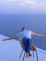 jeune homme détendu à la maison sur le balcon photo