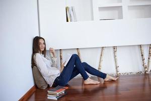 jeune femme détendue à la maison travaillant sur un ordinateur portable photo