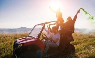 groupe de jeunes s'amusant en conduisant une voiture buggy hors route photo