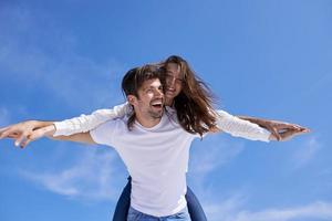 heureux jeune couple romantique s'amuser se détendre à la maison photo