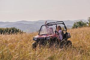 filles profitant d'une belle journée ensoleillée en conduisant une voiture tout-terrain photo