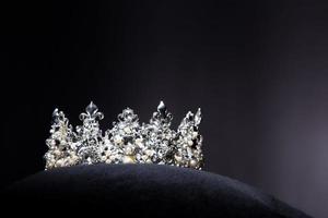 couronne en argent diamant pour le concours de beauté miss pageant, bijoux en diadème en cristal décorés de pierres précieuses et fond sombre abstrait sur tissu en velours noir, espace de copie de macro photographie pour le logo texte photo