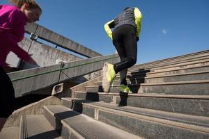 jeune couple jogging sur les marches photo