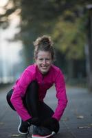 femme qui s'étire avant le jogging du matin photo