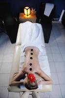 Belle jeune femme dans le spa photo