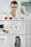 jeune scientifique en laboratoire photo