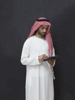 portrait de jeune homme d'affaires musulman utilisant une tablette photo