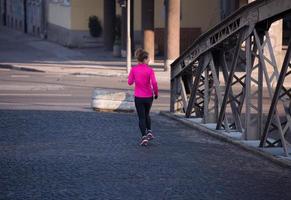 femme sportive faisant du jogging le matin photo