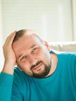 heureux jeune homme se détendre à la maison photo