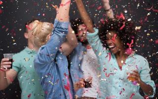 confetti party groupe multiethnique de personnes photo