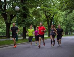 équipe de coureurs à l'entraînement du matin photo