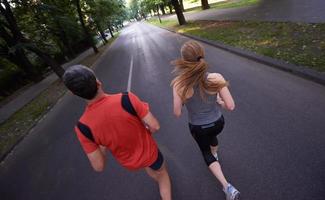 couple faisant du jogging à l'extérieur photo