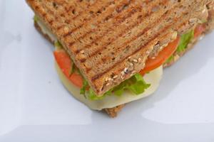 sandwich sur une surface blanche photo