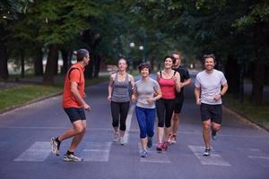 groupe de personnes jogging photo