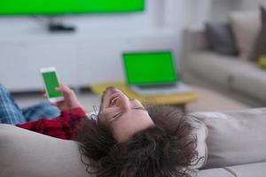 jeune homme en peignoir profitant du temps libre photo